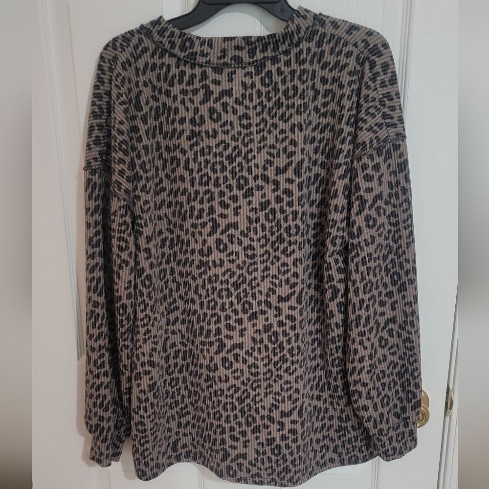 Heimish Boutique Brand Leopard Print V-Neck Top Size L - Picture 2 of 3